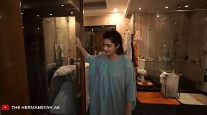 Adu Mewah 12 Foto Kamar Mandi Seleb ‘Sultan’, Wow Milik Prilly Latuconsina Ada 100 Pintu!