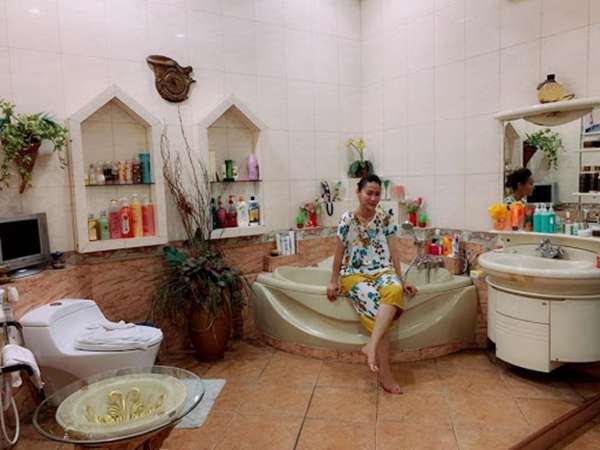 Adu Mewah 12 Foto Kamar Mandi Seleb ‘Sultan’, Wow Milik Prilly Latuconsina Ada 100 Pintu!