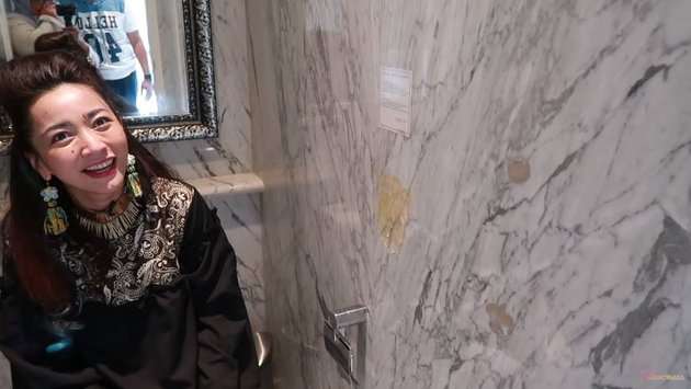 Adu Mewah 12 Foto Kamar Mandi Seleb ‘Sultan’, Wow Milik Prilly Latuconsina Ada 100 Pintu!
