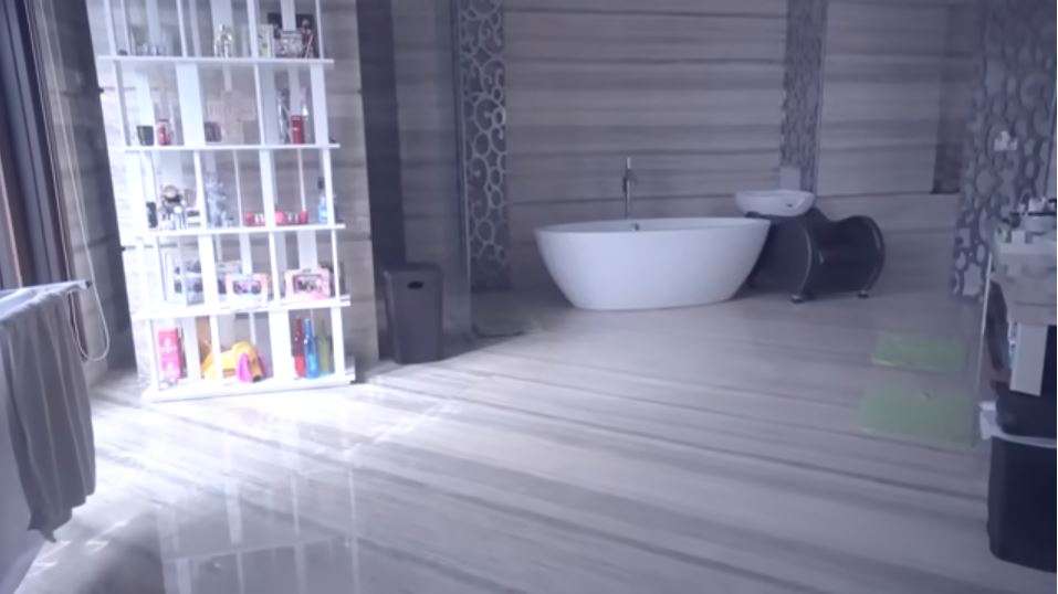 Adu Mewah 12 Foto Kamar Mandi Seleb ‘Sultan’, Wow Milik Prilly Latuconsina Ada 100 Pintu!