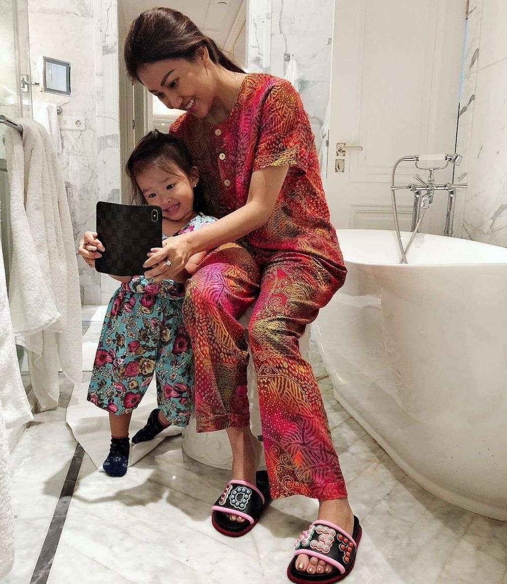 Adu Mewah 12 Foto Kamar Mandi Seleb ‘Sultan’, Wow Milik Prilly Latuconsina Ada 100 Pintu!