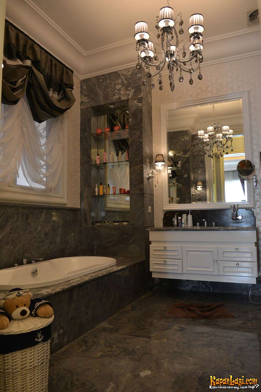 Adu Mewah 12 Foto Kamar Mandi Seleb ‘Sultan’, Wow Milik Prilly Latuconsina Ada 100 Pintu!