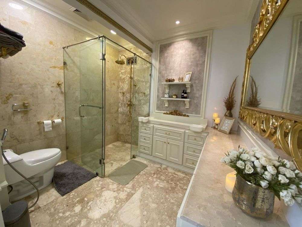 Adu Mewah 12 Foto Kamar Mandi Seleb ‘Sultan’, Wow Milik Prilly Latuconsina Ada 100 Pintu!