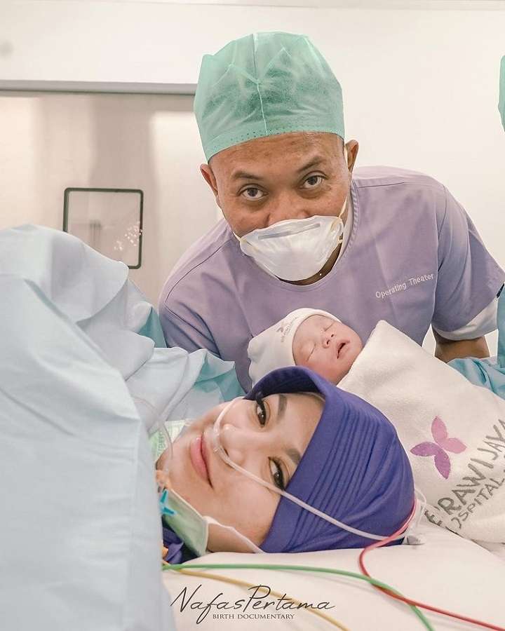 10 Foto Perdana Anak Sule & Nathalie Holscher, Ganteng dan Berhidung Mancung Mirip Bule!