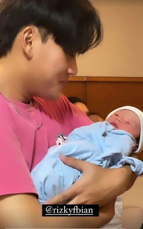 10 Foto Perdana Anak Sule & Nathalie Holscher, Ganteng dan Berhidung Mancung Mirip Bule!