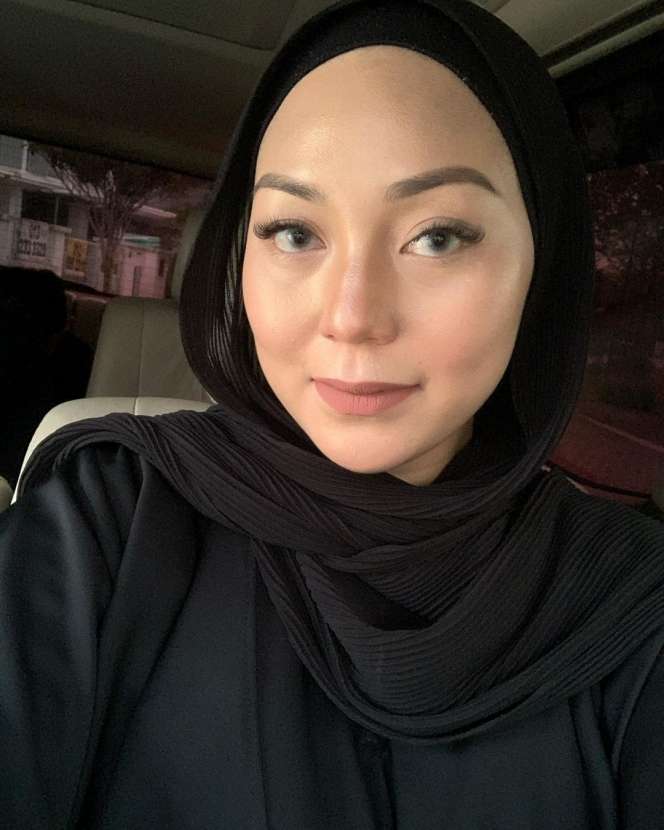 Potret Artis Cantik Ditinggal Suami Nikah Lagi di Luar Negeri, Kini Pasrah dan Hidup Rukun Bareng Madunya!