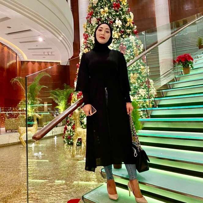 Potret Artis Cantik Ditinggal Suami Nikah Lagi di Luar Negeri, Kini Pasrah dan Hidup Rukun Bareng Madunya!