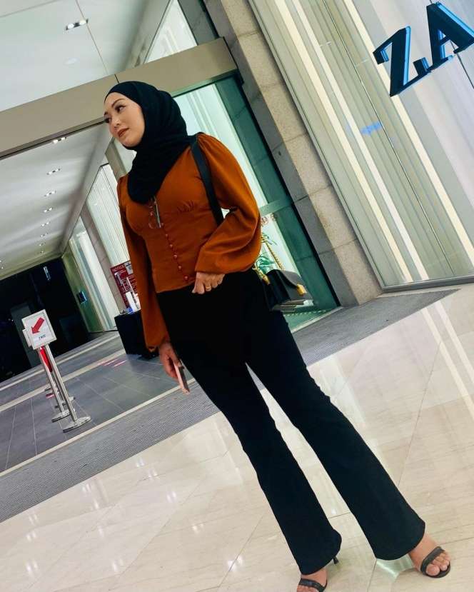 Potret Artis Cantik Ditinggal Suami Nikah Lagi di Luar Negeri, Kini Pasrah dan Hidup Rukun Bareng Madunya!