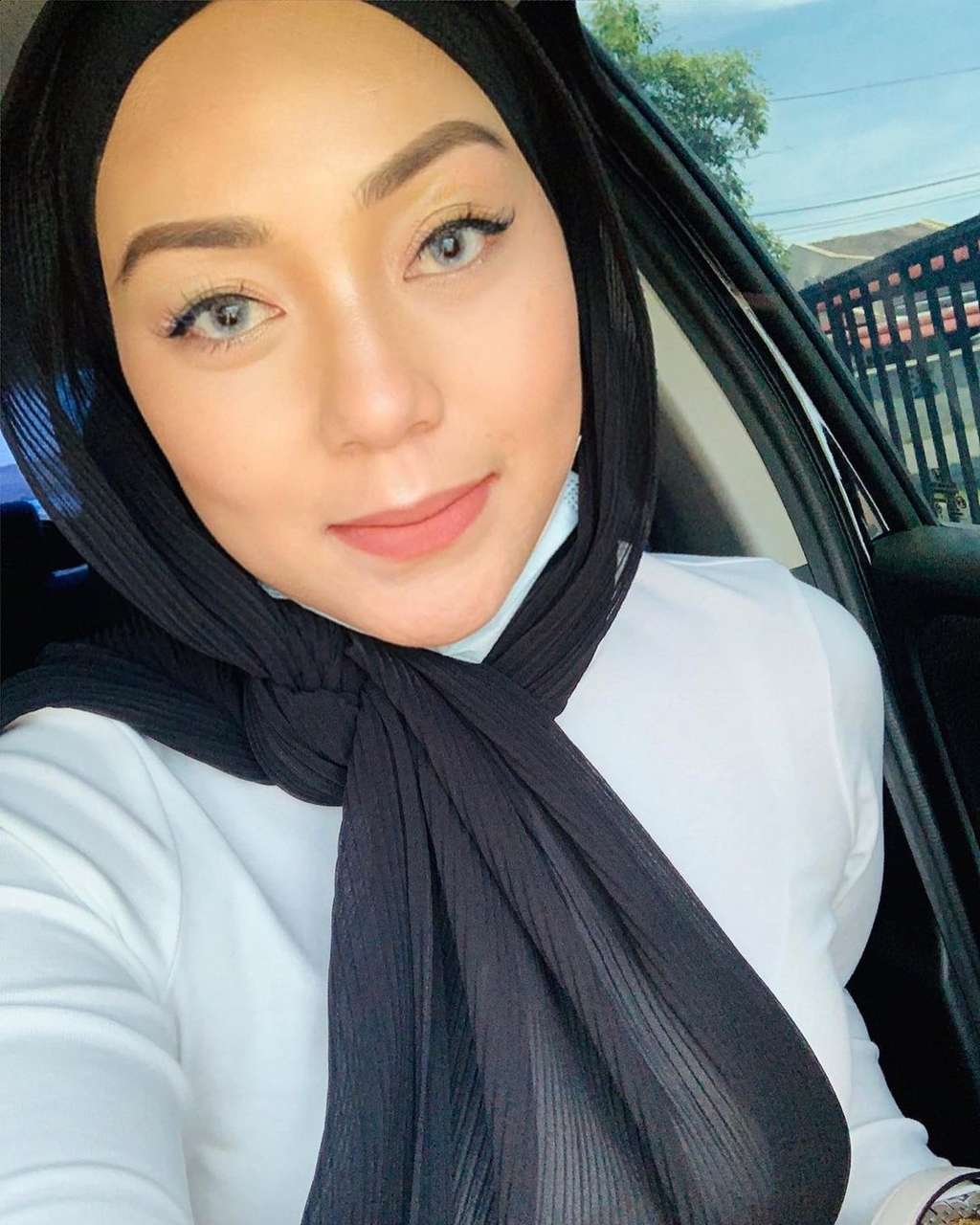 Potret Artis Cantik Ditinggal Suami Nikah Lagi di Luar Negeri, Kini Pasrah dan Hidup Rukun Bareng Madunya!