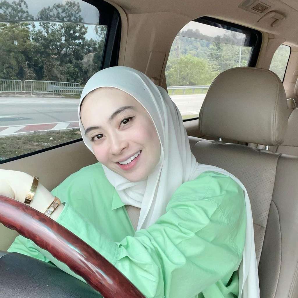 Potret Artis Cantik Ditinggal Suami Nikah Lagi di Luar Negeri, Kini Pasrah dan Hidup Rukun Bareng Madunya!