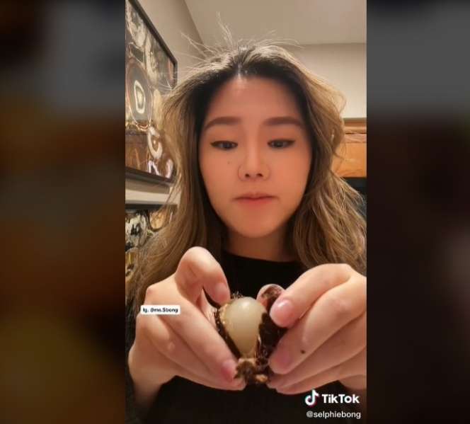 8 Potret Cewek Beli Rambutan di Amerika Serikat, Harga 1 Biji Bikin Nangis, Bentuknya Beda!