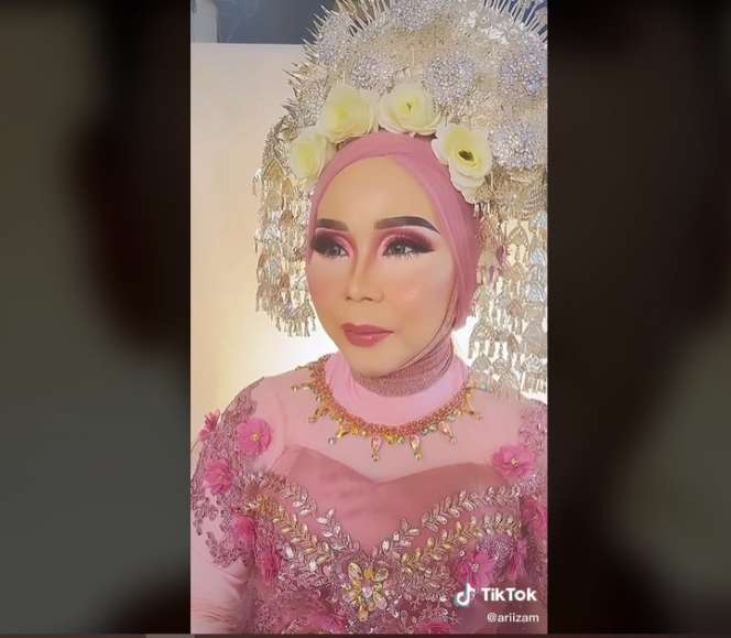8 Foto Transformasi Pedagang Sayur Usai Dirias MUA, Cantik Banget Sampai Dikira Orang Lain!