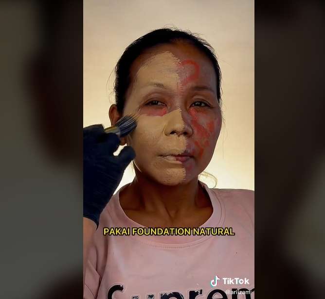 8 Foto Transformasi Pedagang Sayur Usai Dirias MUA, Cantik Banget Sampai Dikira Orang Lain!