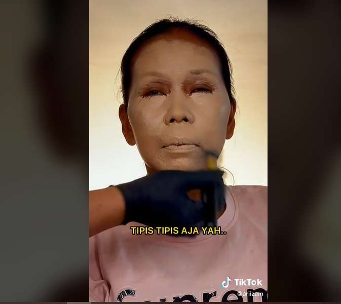 8 Foto Transformasi Pedagang Sayur Usai Dirias MUA, Cantik Banget Sampai Dikira Orang Lain!