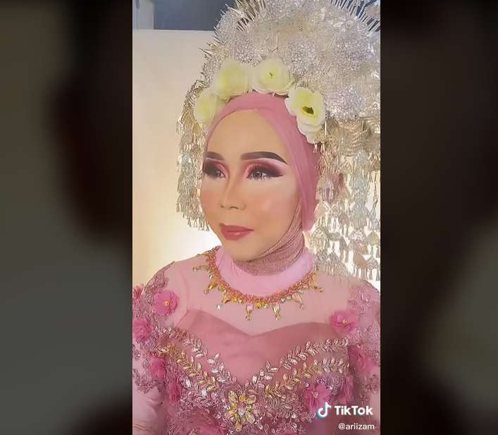8 Foto Transformasi Pedagang Sayur Usai Dirias MUA, Cantik Banget Sampai Dikira Orang Lain!