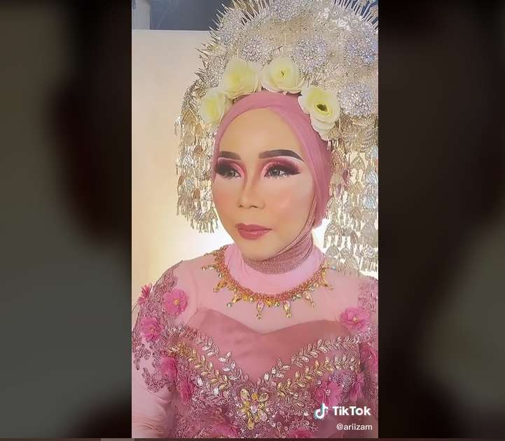 8 Foto Transformasi Pedagang Sayur Usai Dirias MUA, Cantik Banget Sampai Dikira Orang Lain!