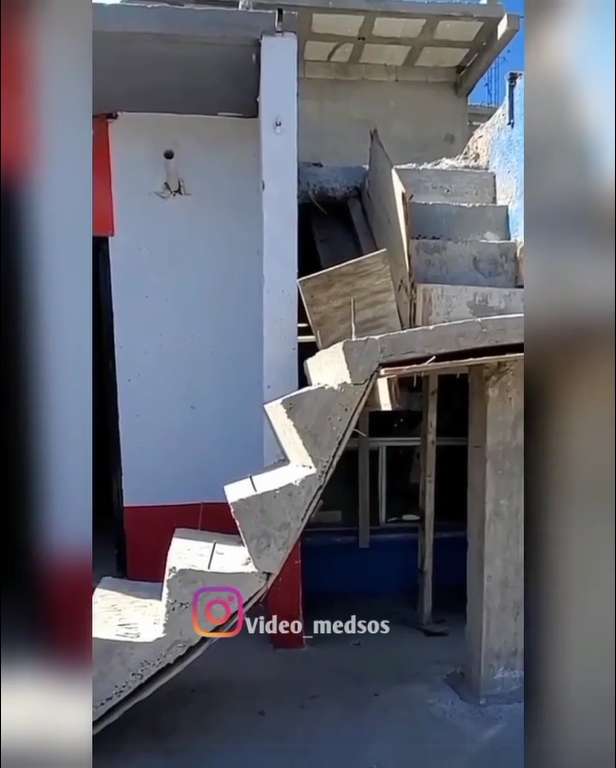 Viral Penampakan Tangga Rumah yang ‘Nyeleneh’ Abis, Netizen Sampai Jengkel Lihatnya!