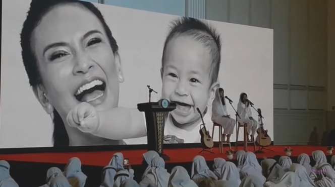 8 Potret Mayang & Chika Nyanyi di 40 Harian Vanessa Angel, Dandanan Heboh Jadi Omongan!