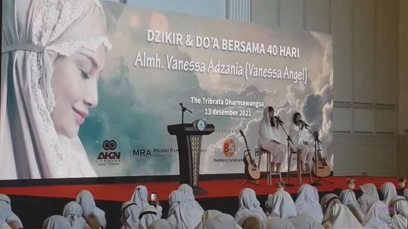 8 Potret Mayang & Chika Nyanyi di 40 Harian Vanessa Angel, Dandanan Heboh Jadi Omongan!
