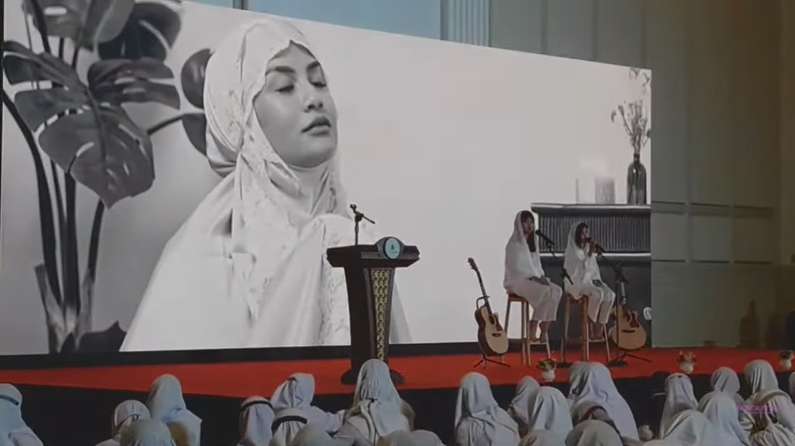 8 Potret Mayang & Chika Nyanyi di 40 Harian Vanessa Angel, Dandanan Heboh Jadi Omongan!