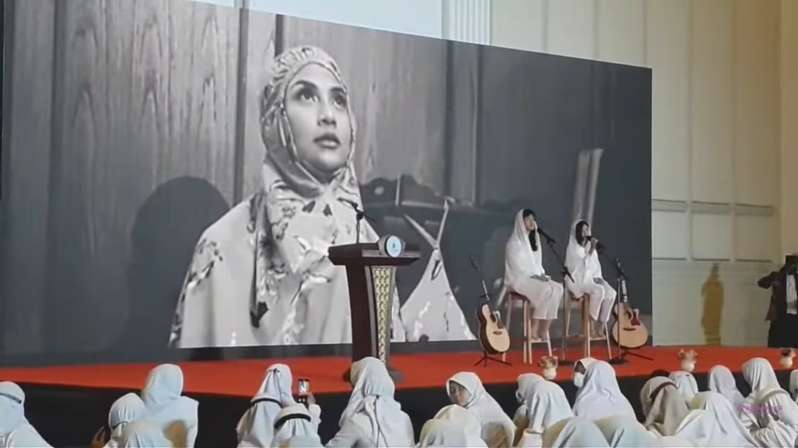 8 Potret Mayang & Chika Nyanyi di 40 Harian Vanessa Angel, Dandanan Heboh Jadi Omongan!