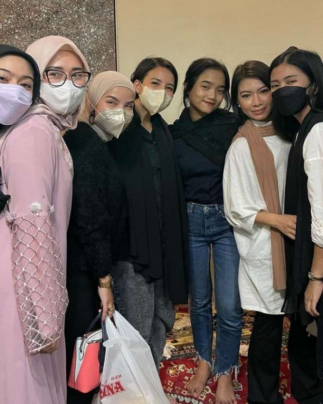 8 Potret Pengajian 40 Harian Keluarga Bibi Andriansyah, Wajah Fuji Curi Perhatian!
