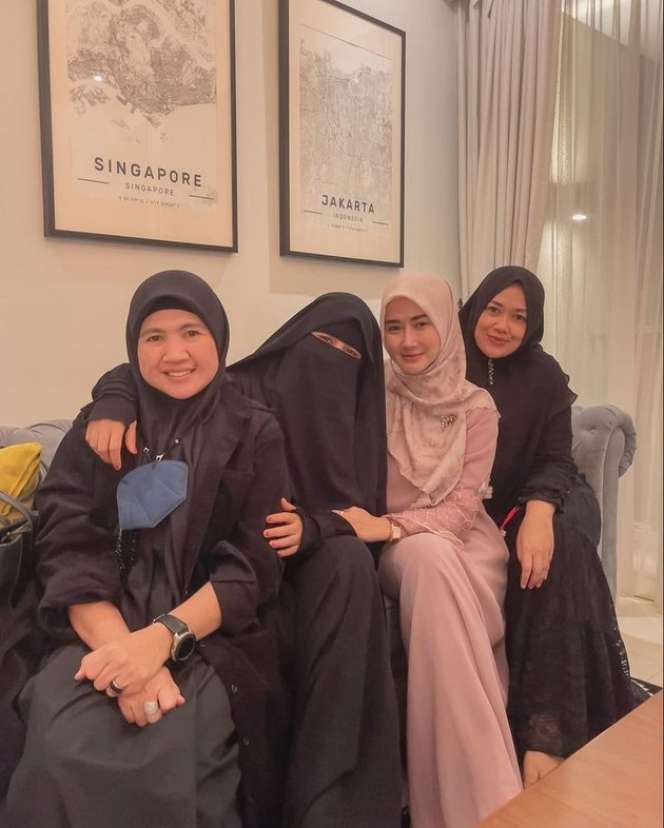 8 Potret Pengajian 40 Harian Keluarga Bibi Andriansyah, Wajah Fuji Curi Perhatian!