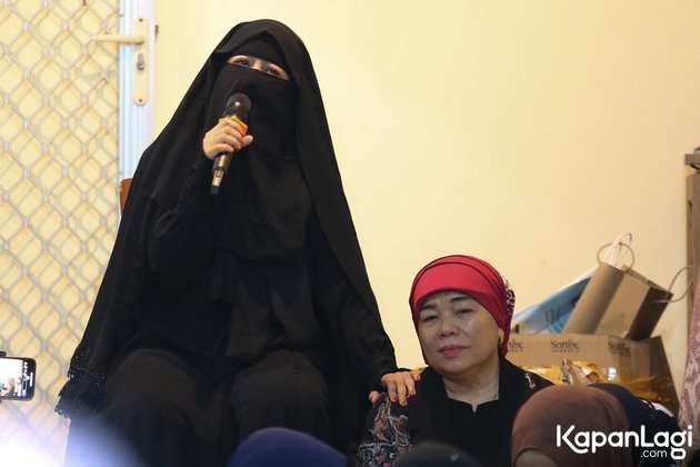 8 Potret Pengajian 40 Harian Keluarga Bibi Andriansyah, Wajah Fuji Curi Perhatian!