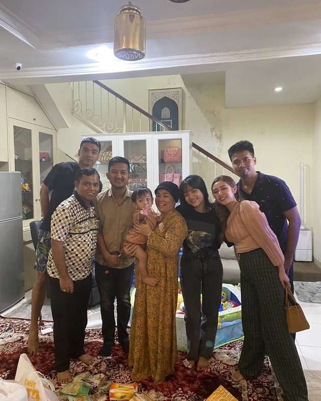 8 Potret Pengajian 40 Harian Keluarga Bibi Andriansyah, Wajah Fuji Curi Perhatian!