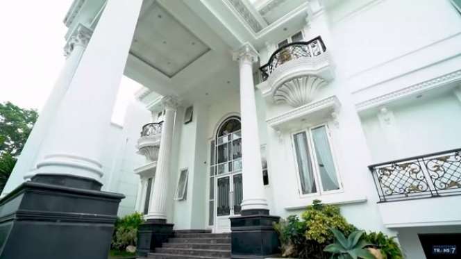 8 Penampakan Rumah Megah Crazy Rich Surabaya Amelia Salim, Bak Istana!