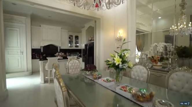 8 Penampakan Rumah Megah Crazy Rich Surabaya Amelia Salim, Bak Istana!