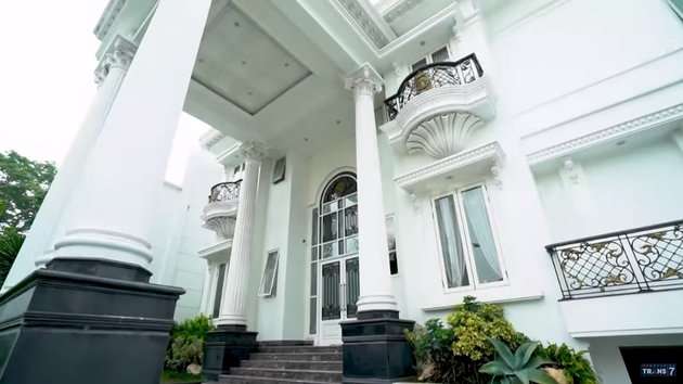 8 Penampakan Rumah Megah Crazy Rich Surabaya Amelia Salim, Bak Istana!