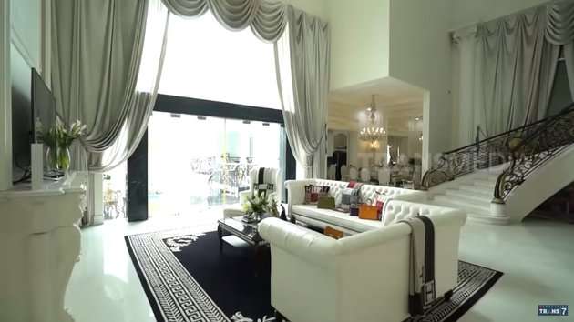 8 Penampakan Rumah Megah Crazy Rich Surabaya Amelia Salim, Bak Istana!