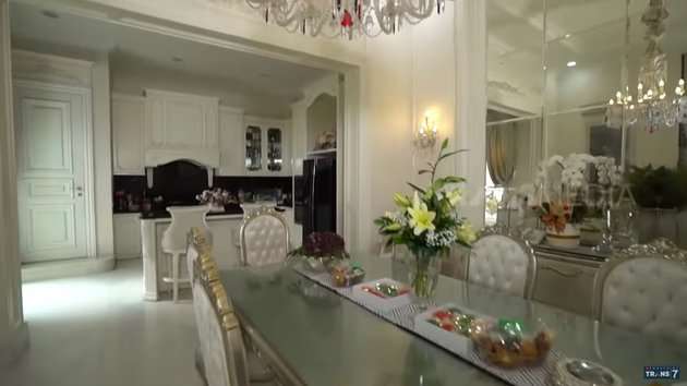 8 Penampakan Rumah Megah Crazy Rich Surabaya Amelia Salim, Bak Istana!