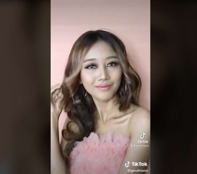 9 Potret Transformasi Makeup Gadis Ini Bikin Melongo, Glow Up Dalam Sekejap!