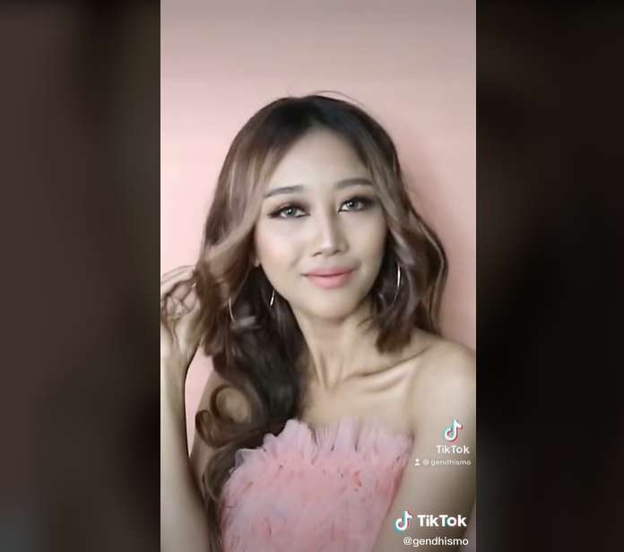 9 Potret Transformasi Makeup Gadis Ini Bikin Melongo, Glow Up Dalam Sekejap!