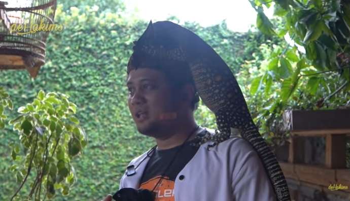 Aksi Berani Panji Petualang Gendong Biawak Terpanjang di Dunia, Bergidik Lihatnya!