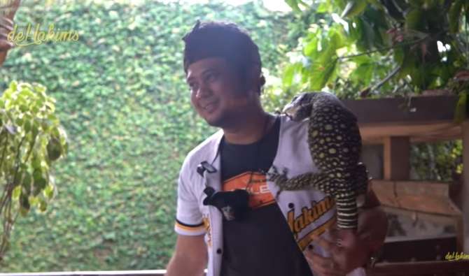 Aksi Berani Panji Petualang Gendong Biawak Terpanjang di Dunia, Bergidik Lihatnya!