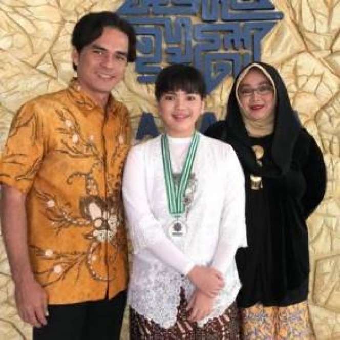 5 Potret Karnisya Anak Teddy Syach dan Rina Gunawan yang Kini Beranjak Dewasa, Jarang Tersorot!