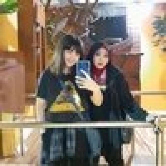 5 Potret Karnisya Anak Teddy Syach dan Rina Gunawan yang Kini Beranjak Dewasa, Jarang Tersorot!