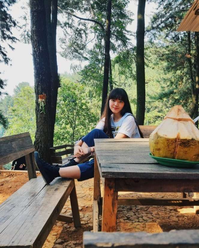 5 Potret Karnisya Anak Teddy Syach dan Rina Gunawan yang Kini Beranjak Dewasa, Jarang Tersorot!