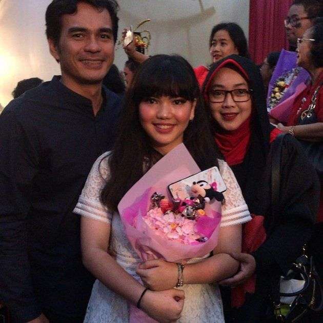 5 Potret Karnisya Anak Teddy Syach dan Rina Gunawan yang Kini Beranjak Dewasa, Jarang Tersorot!