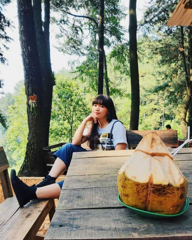 5 Potret Karnisya Anak Teddy Syach dan Rina Gunawan yang Kini Beranjak Dewasa, Jarang Tersorot!