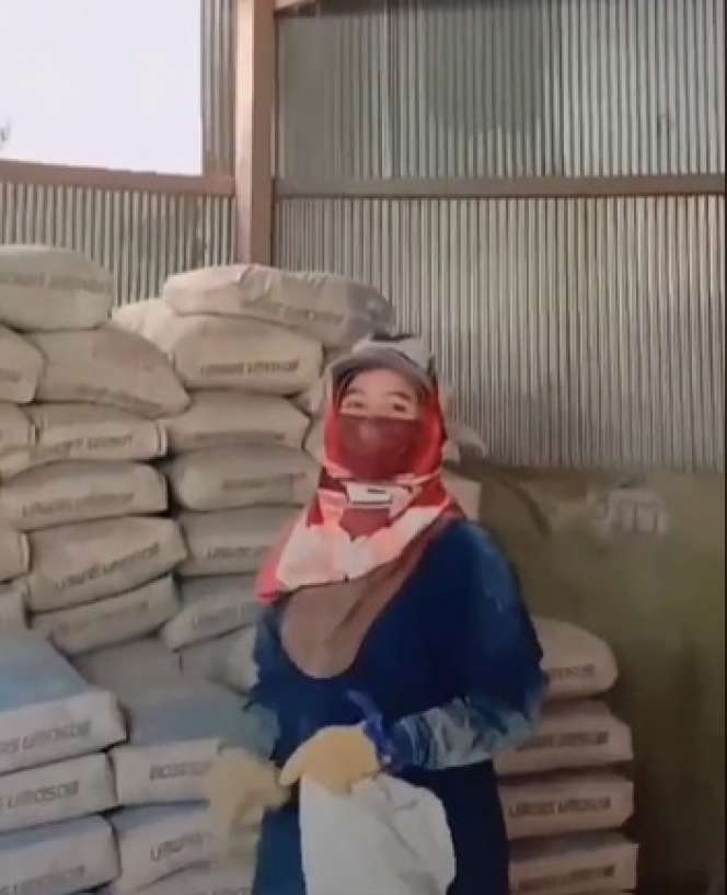 6 Potret Mahasiswi Cantik di Makassar Viral Jadi Kuli Angkut Semen