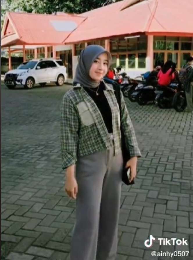 6 Potret Mahasiswi Cantik di Makassar Viral Jadi Kuli Angkut Semen