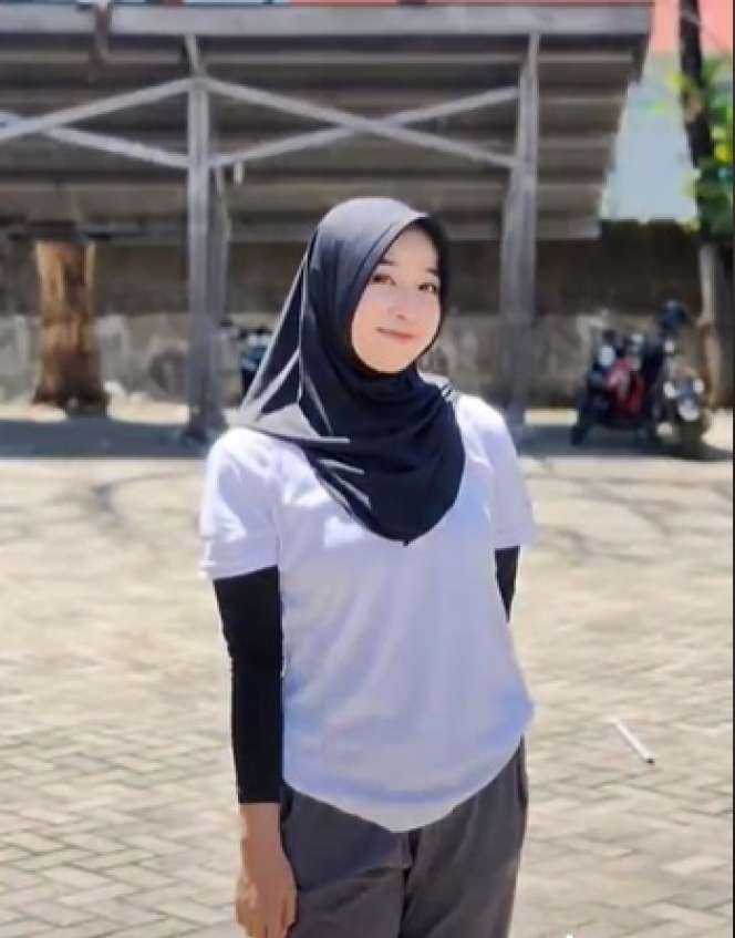 6 Potret Mahasiswi Cantik di Makassar Viral Jadi Kuli Angkut Semen