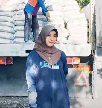 6 Potret Mahasiswi Cantik di Makassar Viral Jadi Kuli Angkut Semen