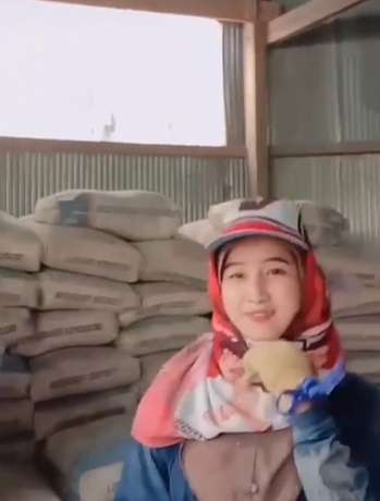 6 Potret Mahasiswi Cantik di Makassar Viral Jadi Kuli Angkut Semen
