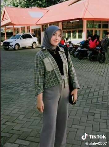 6 Potret Mahasiswi Cantik di Makassar Viral Jadi Kuli Angkut Semen