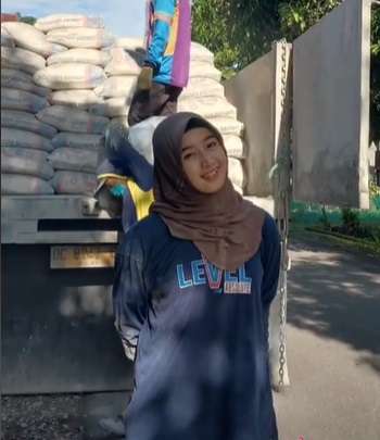 6 Potret Mahasiswi Cantik di Makassar Viral Jadi Kuli Angkut Semen